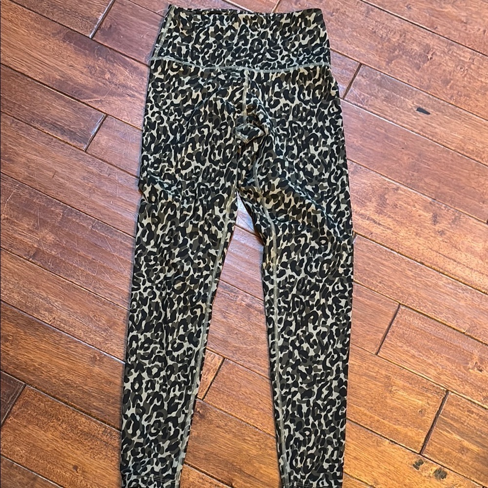 Victoria’s Secret pink camo print ultimate leggings sz sm